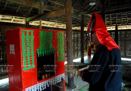 Thầy cúng làm lễ báo với tổ tiên cho cô dâu chú rể trước khi họ bước vào cửa nhà