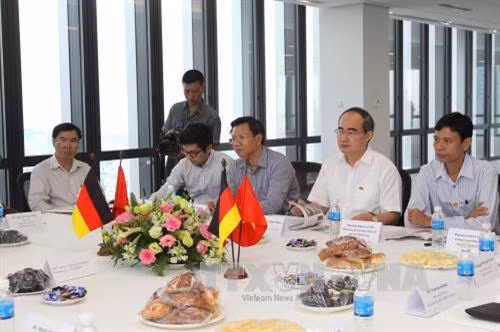 Bí thư Thành ủy thành phố Hồ Chí Minh Nguyễn Thiện Nhân đến thăm và làm việc tại Công trường Ngôi Nhà Đức của Công ty TNHH Ngôi Nhà Đức thành phố Hồ Chí Minh. Ảnh: Thanh Vũ – TTXVN