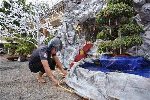 Giáo dân giáo xứ Mẫu Tâm - nơi có hơn 1.500 giáo dân đều là dân tộc Ê Đê đang tỉ mỉ trang trí, chuẩn bị các tiểu mục cho hang đá tại nhà thờ giáo xứ. Ảnh: Hoài Thu - TTXVN Giáo dân giáo xứ Mẫu Tâm - nơi có hơn 1.500 giáo dân đều là dân tộc Ê Đê đang tỉ mỉ trang trí, chuẩn bị các tiểu mục cho hang đá tại nhà thờ giáo xứ. Ảnh: Hoài Thu - TTXVN