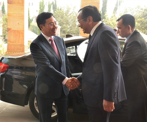 Bộ trưởng cao cấp, Bộ trưởng Bộ Ngoại giao và Hợp tác quốc tế Campuchia Prak Sokhonn đón Phó Thủ tướng, Bộ trưởng Bộ Ngoại giao Phạm Bình Minh trước kỳ họp. Ảnh: Phan Minh Hưng, P/v TTXVN tại Campuchia.