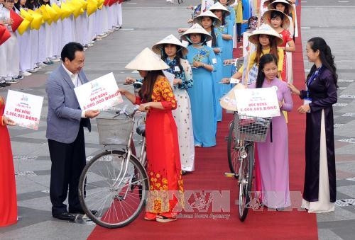 Trao 100 suất học bổng (mỗi phần 2 triệu đồng) cho các sinh viên nữ vượt khó học giỏi đến từ các trường Đại Học, Cao đẳng trên địa bàn Thành phố Hồ Chí Minh. Ảnh: An Hiếu – TTXVN