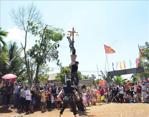 Thanh niên người Mường tham gia trò chơi leo cột mỡ. Ảnh: Tuấn Anh - TTXVN Thanh niên người Mường tham gia trò chơi leo cột mỡ. Ảnh: Tuấn Anh - TTXVN