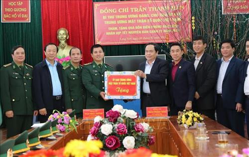 Chủ tịch Ủy ban Trung ương MTTQ Việt Nam Trần Thanh Mẫn tặng quà Tết cán bộ, chiến sỹ Đồn Biên phòng Bảo Lâm, huyện Cao Lộc, Lạng Sơn. Ảnh: Quang Duy – TTXVN Chủ tịch Ủy ban Trung ương MTTQ Việt Nam Trần Thanh Mẫn tặng quà Tết cán bộ, chiến sỹ Đồn Biên phòng Bảo Lâm, huyện Cao Lộc, Lạng Sơn. Ảnh: Quang Duy – TTXVN