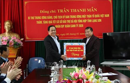 Chủ tịch Ủy ban Trung ương MTTQ Việt Nam Trần Thanh Mẫn tặng quà Tết cho Trung tâm Bảo trợ xã hội tổng hợp tỉnh Lạng Sơn. Ảnh: Quang Duy – TTXVN Chủ tịch Ủy ban Trung ương MTTQ Việt Nam Trần Thanh Mẫn tặng quà Tết cho Trung tâm Bảo trợ xã hội tổng hợp tỉnh Lạng Sơn. Ảnh: Quang Duy – TTXVN