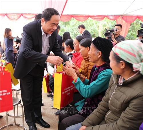 Chủ tịch Ủy ban Trung ương MTTQ Việt Nam Trần Thanh Mẫn tặng quà Tết cho nhân dân xã Bảo Lâm, huyện Cao Lộc, Lạng Sơn. Ảnh: Quang Duy – TTXVN Chủ tịch Ủy ban Trung ương MTTQ Việt Nam Trần Thanh Mẫn tặng quà Tết cho nhân dân xã Bảo Lâm, huyện Cao Lộc, Lạng Sơn. Ảnh: Quang Duy – TTXVN