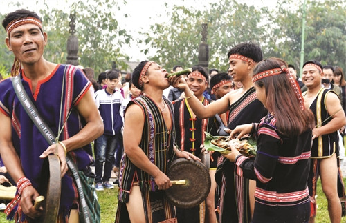 Đôi vợ chồng trẻ mời người dự cưới uống rượu mừng hạnh phúc Đôi vợ chồng trẻ mời người dự cưới uống rượu mừng hạnh phúc