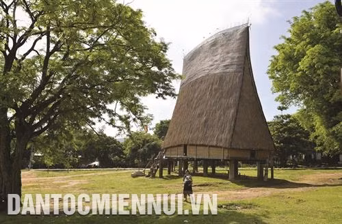 Nhà Rông của người Jrai thanh thoát như lưỡi rìu dựng ngược giữa trời xanh Nhà Rông của người Jrai thanh thoát như lưỡi rìu dựng ngược giữa trời xanh