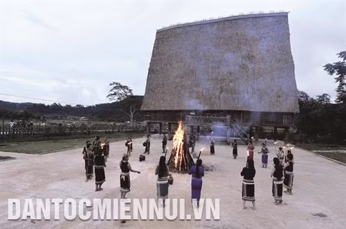 Nhà rông của người Rơ Măm Nhà rông của người Rơ Măm