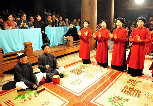 Trình diễn hát Xoan của phường Xoan Phượng Lâu. Ảnh: Thanh Hà - TTXVN Trình diễn hát Xoan của phường Xoan Phượng Lâu. Ảnh: Thanh Hà - TTXVN