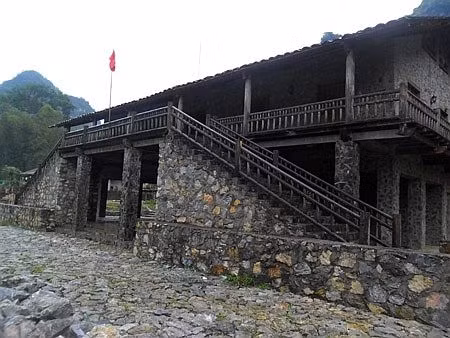 Ngôi nhà đẹp nhất làng Khuổi Ky được xây hoàn toàn bằng đá tự nhiên.