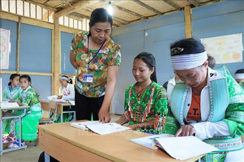 Lớp học xoá mù chữ cho người dân tộc thiểu số. Ảnh: Vũ Hoàng Giang - TTXVN Lớp học xoá mù chữ cho người dân tộc thiểu số. Ảnh: Vũ Hoàng Giang - TTXVN