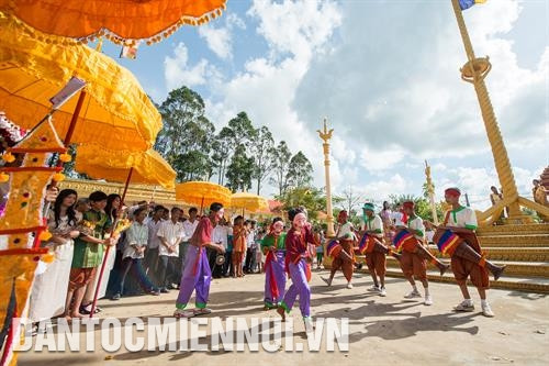 Lễ rước đại lịch Maha Songkran của người Khmer có ý nghĩa tiễn những điều xui xẻo của năm cũ, gửi gắm ước vọng vào những điều mới mẻ, may mắn, tốt lành trong năm mớ. Ảnh: Yến Thanh
