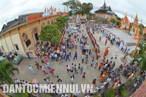 Hoạt cảnh sân khấu hóa nghi thức đón chư thiên tại chùa Bâng Tol Sa thuộc xã Viên An, huyện Trần Đề (Sóc Trăng). Ảnh: Trung Hiếu