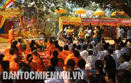 Để đánh dấu thời khắc năm cũ bước sang năm mới, người Khmer tổ chức rước đại lịch Maha Songkran vào ngày đầu tiên của lễ hội Vào năm mới. Ảnh: Thanh Tú Để đánh dấu thời khắc năm cũ bước sang năm mới, người Khmer tổ chức rước đại lịch Maha Songkran vào ngày đầu tiên của lễ hội Vào năm mới. Ảnh: Thanh Tú
