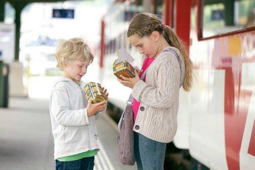 Không được đặt tên ngớ ngẩn cho con: Pháp luật Thụy Sĩ yêu cầu các bậc phụ huynh phải cân nhắc đến tương lai đứa trẻ khi đặt tên cho con. Trong đó, bố mẹ không được phép đặt những tên gọi có thể làm tổn hại tới cuộc sống của đứa trẻ hay xúc phạm một bên nào đó. Ảnh: Travel Mamas. Không được đứng tiểu sau 22h: Điều luật này được áp dụng với nam giới, do hành động này gây ra quá nhiều tiếng động và có thể khiến các công dân khác tỉnh giấc. Ngoài ra, một số khu nhà còn quy định không được xả toilet sau 22h để tránh ảnh hưởng tới người cùng khu. Sau “giờ vàng” này, nếu sập cửa ôtô mạnh, bạn cũng sẽ bị phạt. Ảnh: Shutterstock. Phải đóng thuế cho chó: Ở Thụy Sĩ, chủ nhân phải đóng thuế cho cún cưng của mình. Một số bang thu mức thuế chung, số khác quy định thuế theo kích cỡ và trọng lượng của con vật. Ảnh: Switzerland Tourism. Phải có bạn chơi cho thú nuôi: Từ năm 2005, Thụy Sĩ đã thông qua luật đảm bảo rằng những “động vật xã hội” (ví dụ như chuột lang hay cá vàng) phải có bạn cùng loài và không bị nhốt trong lồng quá nhỏ. Ảnh: Fact Retriever. Không được tái chế vào chủ nhật: Người Thụy Sĩ tự hào là một trong những quốc gia giỏi tái chế nhất thế giới. Tuy nhiên, nếu đem rác thải cần tái chế bỏ vào các thùng công cộng trong ngày chủ nhật, bạn sẽ bị phạt tiền và bị tạm giam vài ngày. Ảnh: Newly Swissed. Không được xén cỏ vào chủ nhật: Đây là một phần trong chiến dịch chống tiếng ồn quá mức. Trong đó, người dân không được sử dụng máy xén cỏ vào chủ nhật để tránh gây ồn ào, phá hỏng ngày nghỉ ngơi của người khác. Việc tự rửa xe ở nhà vào ngày cuối tuần cũng bị cấm. Ảnh: Askmen. Phải có nơi trú ẩn tránh hạt nhân: Mọi ngôi nhà ở Thụy Sĩ đều phải có hoặc có khả năng tiếp cận một khu tránh bom nguyên tử. Ảnh: Daily Mail. Cấm tuyên chiến với nước khác: Theo luật pháp quy định, không công dân Thụy Sĩ nào có quyền tuyên bố chiến tranh với các quốc gia khác. Ảnh: The Atlantic.