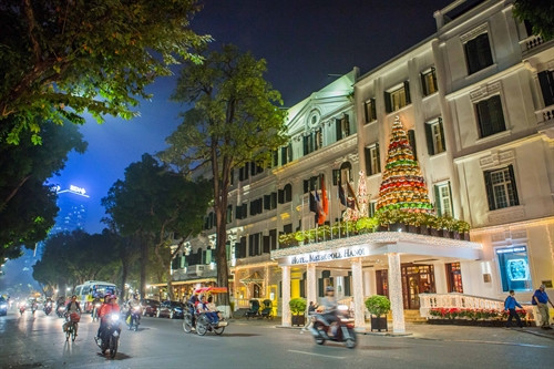 Phố Lý Thái Tổ được trang trí lộng lẫy đón Giáng sinh. Phố Lý Thái Tổ được trang trí lộng lẫy đón Giáng sinh.