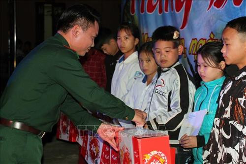 Ban tổ chức trao quà 10 em học sinh có hoàn cảnh khó khăn vượt khó học giỏi tại xã Mường Lan, huyện Sốp Cộp, tỉnh Sơn La. Ảnh: Diệp Anh – TTXVN Ban tổ chức trao quà 10 em học sinh có hoàn cảnh khó khăn vượt khó học giỏi tại xã Mường Lan, huyện Sốp Cộp, tỉnh Sơn La. Ảnh: Diệp Anh – TTXVN