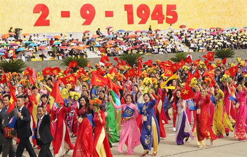 Khối trí thức tham gia diễu hành tại Lễ kỷ niệm 70 năm Cách mạng tháng Tám và Quốc khánh 2/9 tại Quảng trường Ba ĐÌnh, Hà Nội. Ảnh: TTXVN Khối trí thức tham gia diễu hành tại Lễ kỷ niệm 70 năm Cách mạng tháng Tám và Quốc khánh 2/9 tại Quảng trường Ba ĐÌnh, Hà Nội. Ảnh: TTXVN