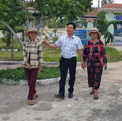 Bà Lê Thị Út (bên phải) và bà Lê Thị Bảy (bên trái) cùng lãnh đạo UBND xã Đức Bình Đông về thăm trường. Ảnh: Xuân Triệu - TTXVN Bà Lê Thị Út (bên phải) và bà Lê Thị Bảy (bên trái) cùng lãnh đạo UBND xã Đức Bình Đông về thăm trường. Ảnh: Xuân Triệu - TTXVN