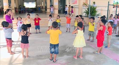 Các em học sinh được học tập trong ngôi trường mới khang trang. Ảnh: Xuân Triệu - TTXVN Các em học sinh được học tập trong ngôi trường mới khang trang. Ảnh: Xuân Triệu - TTXVN