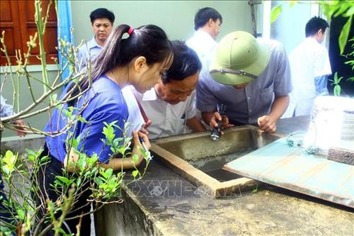 Cán bộ Sở y tế và Trung tâm y tế dự phòng tỉnh Nghệ An kiểm tra công tác diệt loăng quăng, bọ gậy tại các hộ gia đình tại xã Diễn Thịnh, huyện Diễn Châu, Nghệ An. Ảnh: Tá Chuyên – TTXVN Cán bộ Sở y tế và Trung tâm y tế dự phòng tỉnh Nghệ An kiểm tra công tác diệt loăng quăng, bọ gậy tại các hộ gia đình tại xã Diễn Thịnh, huyện Diễn Châu, Nghệ An. Ảnh: Tá Chuyên – TTXVN