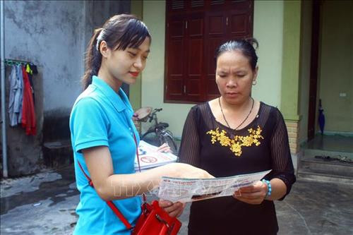 Cán bộ Trung tâm y tế dự phòng huyện Diễn Châu tuyên truyền phòng chống bệnh sốt xuất huyết đến người dân xã Diễn Thịnh, huyện Diễn Châu, Nghệ An. Ảnh: Tá Chuyên – TTXVN Cán bộ Trung tâm y tế dự phòng huyện Diễn Châu tuyên truyền phòng chống bệnh sốt xuất huyết đến người dân xã Diễn Thịnh, huyện Diễn Châu, Nghệ An. Ảnh: Tá Chuyên – TTXVN