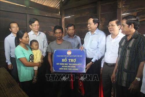Ông Trần Thanh Mẫn tặng tiền hỗ trợ xây nhà tình nghĩa cho hộ nghèo Bon Bu Sóp, xã Đắk Nia. Ảnh: Ngọc Minh - TTXVN Ông Trần Thanh Mẫn tặng tiền hỗ trợ xây nhà tình nghĩa cho hộ nghèo Bon Bu Sóp, xã Đắk Nia. Ảnh: Ngọc Minh - TTXVN