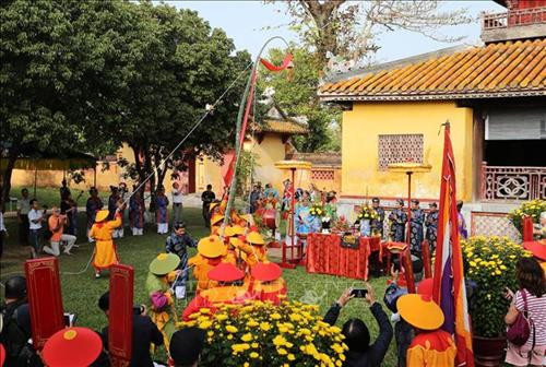 Nghi lễ cúng trong lễ dựng nêu tại Hiển Lâm Các – Thế Miếu, Đại Nội Huế. Ảnh: Hồ Cầu-TTXVN Nghi lễ cúng trong lễ dựng nêu tại Hiển Lâm Các – Thế Miếu, Đại Nội Huế. Ảnh: Hồ Cầu-TTXVN