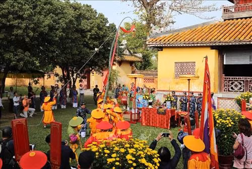 Nghi lễ cúng trong lễ dựng nêu tại Hiển Lâm Các – Thế Miếu, Đại Nội Huế. Ảnh: Hồ Cầu-TTXVN