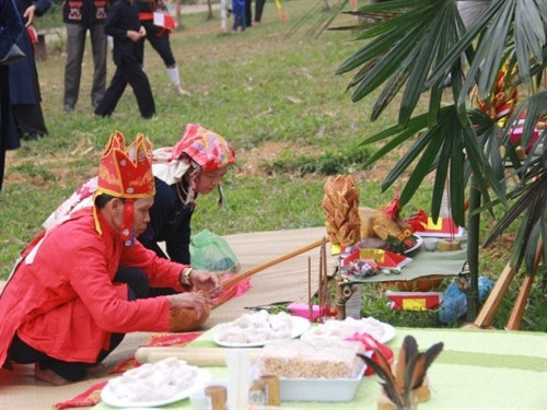 Thầy cúng làm lễ .