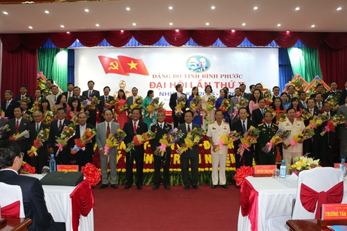 Ban chấp hành Đảng bộ tỉnh Bình Phước lần thứ X, nhiệm kỳ 2015-2020 ra mắt Đại hội. Ảnh: Nguyễn Văn Việt - TTXVN