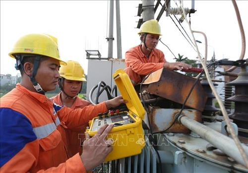 Thí nghiệm định kỳ máy biến áp trên địa bàn tỉnh Phú Thọ. Ảnh: Ngọc Hà - TTXVN Thí nghiệm định kỳ máy biến áp trên địa bàn tỉnh Phú Thọ. Ảnh: Ngọc Hà - TTXVN