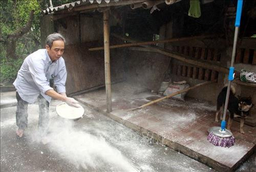 Ông Phạm Bá Thiết, thôn Chiến Thắng, xã Bách Thuận, huyện Vũ Thư, tỉnh Thái Bình thực hiện các biện pháp khử trùng, vệ sinh chuồng trại để bảo vệ đàn lợn của gia đình. Ảnh: Thế Duyệt - TTXVN Ông Phạm Bá Thiết, thôn Chiến Thắng, xã Bách Thuận, huyện Vũ Thư, tỉnh Thái Bình thực hiện các biện pháp khử trùng, vệ sinh chuồng trại để bảo vệ đàn lợn của gia đình. Ảnh: Thế Duyệt - TTXVN