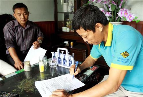 Ông Nguyễn Văn Luân, xã Bách Thuận, huyện Vũ Thư, tỉnh Thái Bình ký cam kết thực hiện các biện pháp phòng chống dịch tả lợn Châu Phi. Ảnh: Thế Duyệt - TTXVN Ông Nguyễn Văn Luân, xã Bách Thuận, huyện Vũ Thư, tỉnh Thái Bình ký cam kết thực hiện các biện pháp phòng chống dịch tả lợn Châu Phi. Ảnh: Thế Duyệt - TTXVN