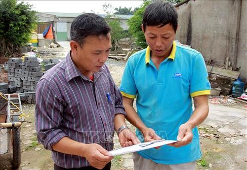 Cán bộ chính quyền địa phương tuyên truyền cho người dân về cách phòng chống dịch tả lơn Châu Phi. Ảnh: Thế Duyệt - TTXVN