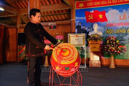 Bí thư Huyện ủy huyện Hoành Bồ Nguyễn Anh Tú đánh trống khai hội làng Bằng Cả 2019. Ảnh: Trung Nguyên-TTXVN Bí thư Huyện ủy huyện Hoành Bồ Nguyễn Anh Tú đánh trống khai hội làng Bằng Cả 2019. Ảnh: Trung Nguyên-TTXVN