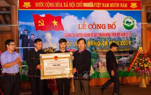 Trao bằng chứng nhận xã đạt chuẩn nông thôn mới cho xã Bằng Cả. Ảnh: Trung Nguyên-TTXVN Trao bằng chứng nhận xã đạt chuẩn nông thôn mới cho xã Bằng Cả. Ảnh: Trung Nguyên-TTXVN