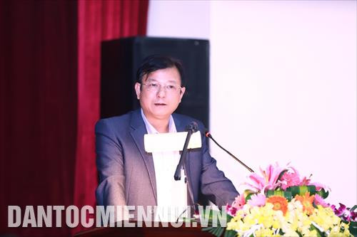 Phó Chủ tịch UBND huyện Ứng Hòa Nguyễn Chí Viễn báo cáo kết quả thực hiện Chương trình 02 trên địa bàn huyện.