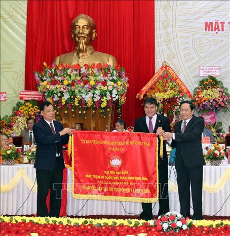 Đồng chí Trần Thanh Mẫn tặng bức trướng với dòng chữ "Đoàn kết - Dân chủ - Trí tuệ - Đổi mới và Phát triển" cho đồng chí Nguyễn Trung Hải, Chủ tịch Ủy ban mặt trận tổ quốc Việt Nam tỉnh Kon Tum lần thứ X, nhiệm kỳ 2019 - 2024. Ảnh: Quang Thái - TTXVN Đồng chí Trần Thanh Mẫn tặng bức trướng với dòng chữ "Đoàn kết - Dân chủ - Trí tuệ - Đổi mới và Phát triển" cho đồng chí Nguyễn Trung Hải, Chủ tịch Ủy ban mặt trận tổ quốc Việt Nam tỉnh Kon Tum lần thứ X, nhiệm kỳ 2019 - 2024. Ảnh: Quang Thái - TTXVN