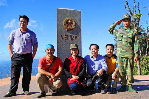 Du khách chụp ảnh kỷ niệm bên cột mốc số 0. Ảnh: Phan Tuấn Anh - TTXVN Du khách chụp ảnh kỷ niệm bên cột mốc số 0. Ảnh: Phan Tuấn Anh - TTXVN