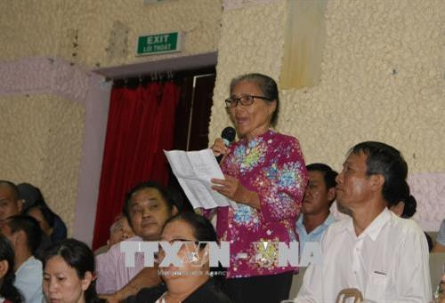 Cử tri Trần Tố Uyên phản ánh tâm tư, nguyện vọng tại buổi tiếp xúc cử tri. Ảnh: Tiến Lực – TTXVN Cử tri Trần Tố Uyên phản ánh tâm tư, nguyện vọng tại buổi tiếp xúc cử tri. Ảnh: Tiến Lực – TTXVN