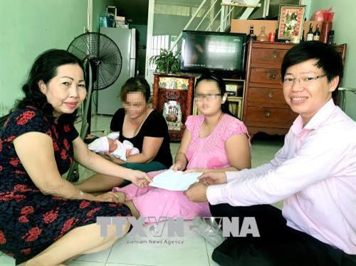 Luật sư Trần Thị Ngọc Nữ thăm, động viên, tặng quà cho một em bé bị xâm hại tình dục. Ảnh: TTXVN phát Luật sư Trần Thị Ngọc Nữ thăm, động viên, tặng quà cho một em bé bị xâm hại tình dục. Ảnh: TTXVN phát