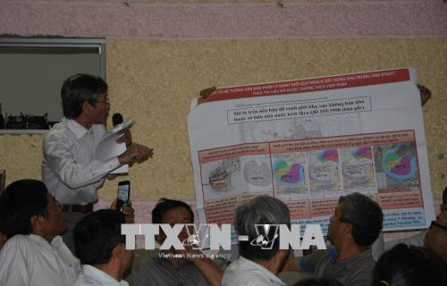 Cử tri phân tích bản đồ để phản ánh, kiến nghị các nội dung liên quan đến dự án Khu đô thị mới Thủ Thiêm. Ảnh: Tiến Lực – TTXVN Cử tri phân tích bản đồ để phản ánh, kiến nghị các nội dung liên quan đến dự án Khu đô thị mới Thủ Thiêm. Ảnh: Tiến Lực – TTXVN