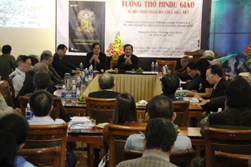 Nhà nghiên cứu Nguyễn Hữu Thông (giữa) nói về cuốn sách - một công trình mà ông cùng đồng nghiệp cất công dã điền, nghiên cứu sau nhiều năm. Ảnh: baothuathienhue.vn