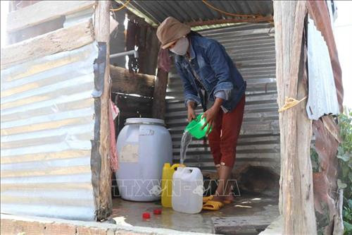 Chị Mí Tin buôn Thứ, xã Ea Bar, huyện Sông Hinh dùng can nhựa xin nước sinh hoạt của một hộ dân khác trong buôn. Ảnh: Phạm Cường-TTXVN Chị Mí Tin buôn Thứ, xã Ea Bar, huyện Sông Hinh dùng can nhựa xin nước sinh hoạt của một hộ dân khác trong buôn. Ảnh: Phạm Cường-TTXVN