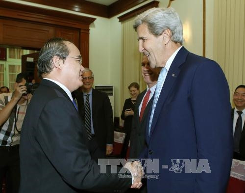 Đồng chí Nguyễn Thiện Nhân, Uỷ viên Bộ Chính trị, Chủ tịch Uỷ ban Trung ương MTTQ Việt Nam, Bí thư Thành uỷ Thành phố Hồ Chí Minh đón cựu Ngoại trưởng Hoa Kỳ John Kerry. Ảnh: Nguyễn Dân -TTXVN Đồng chí Nguyễn Thiện Nhân, Uỷ viên Bộ Chính trị, Chủ tịch Uỷ ban Trung ương MTTQ Việt Nam, Bí thư Thành uỷ Thành phố Hồ Chí Minh đón cựu Ngoại trưởng Hoa Kỳ John Kerry. Ảnh: Nguyễn Dân -TTXVN