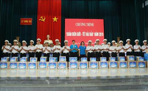 Ban Chủ nhiệm Câu lạc bộ tuổi trẻ Vì biển đảo quê hương tặng quà cho các cán bộ nhận nhiệm vụ công tác tại huyện đảo Trường Sa. Ảnh: Hoàng Hùng – TTXVN Ban Chủ nhiệm Câu lạc bộ tuổi trẻ Vì biển đảo quê hương tặng quà cho các cán bộ nhận nhiệm vụ công tác tại huyện đảo Trường Sa. Ảnh: Hoàng Hùng – TTXVN