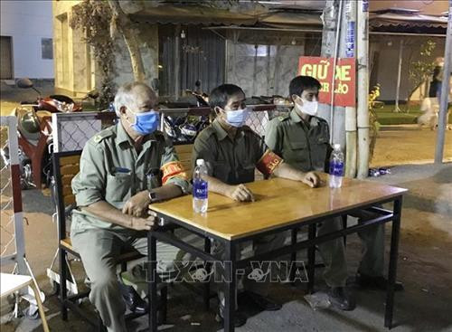 Lực lượng bảo vệ dân phố túc trực 24/24 tại Chung cư 1A - 1B Nguyễn Đình Chiểu. Ảnh: TTXVN phát