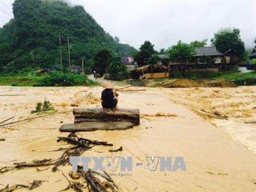 Nước lũ dâng cao tại xã Sơn Hà, huyện Quan Sơn. Ảnh: TTXVN/phát Nước lũ dâng cao tại xã Sơn Hà, huyện Quan Sơn. Ảnh: TTXVN/phát