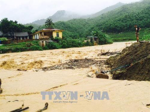 Nước lũ dâng cao tại xã Sơn Hà, huyện Quan Sơn. Ảnh: TTXVN/phát Nước lũ dâng cao tại xã Sơn Hà, huyện Quan Sơn. Ảnh: TTXVN/phát